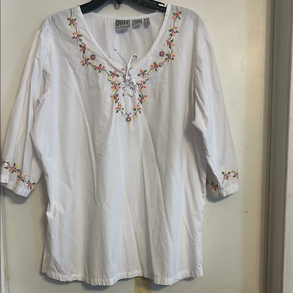 Quizz New York Woman White Sweet Embroidered Women's Top in size 18